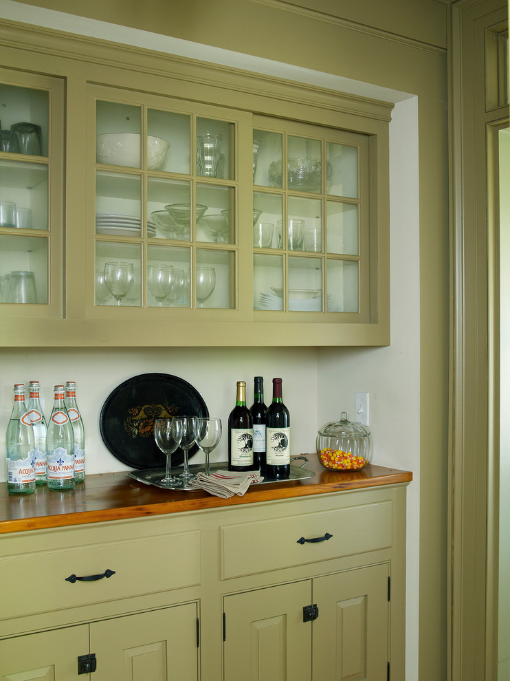 Home design - farmhouse home design idea in New York