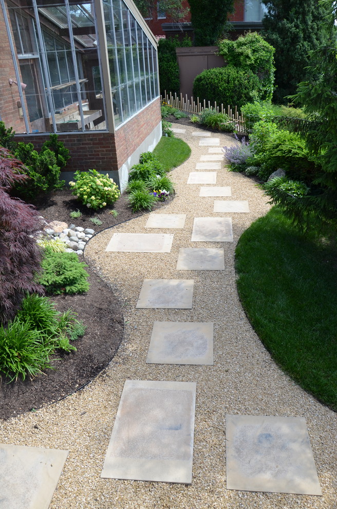 Inspiration for a contemporary side yard garden in Cincinnati with concrete pavers.