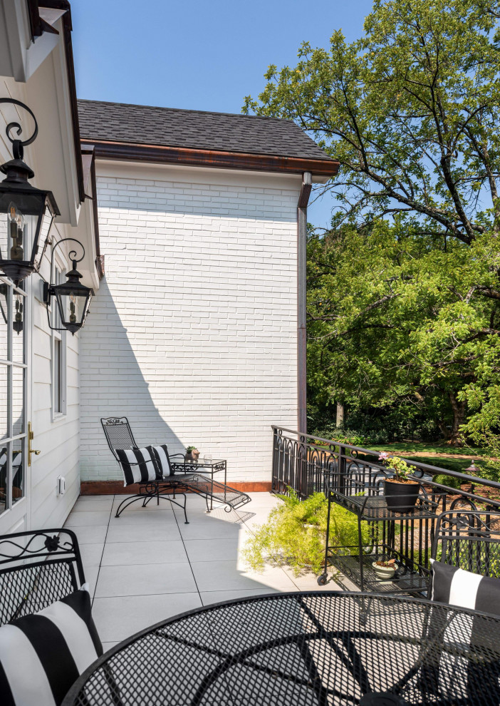 Foto de terraza tradicional extra grande sin cubierta en patio con barandilla de metal