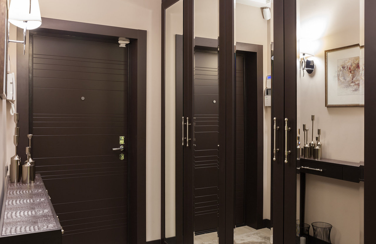 Винтовая лестница трехуровневой квартиры