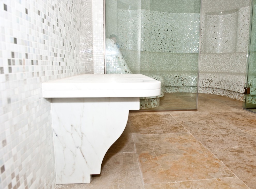 Design ideas for an expansive contemporary swimming pool.