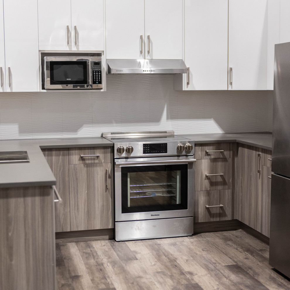 Imagen de cocina comedor lineal contemporánea de tamaño medio con armarios con paneles lisos, puertas de armario de madera clara y una isla