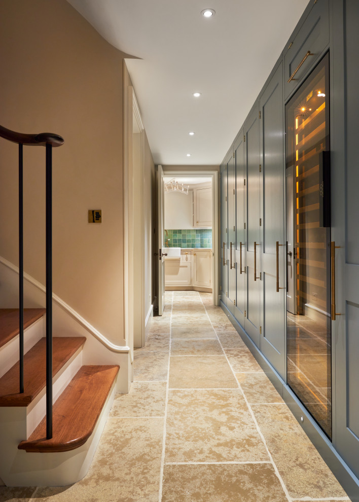 Aménagement d'un couloir classique avec un mur gris, un sol en calcaire, un sol beige, un plafond à caissons et du lambris.