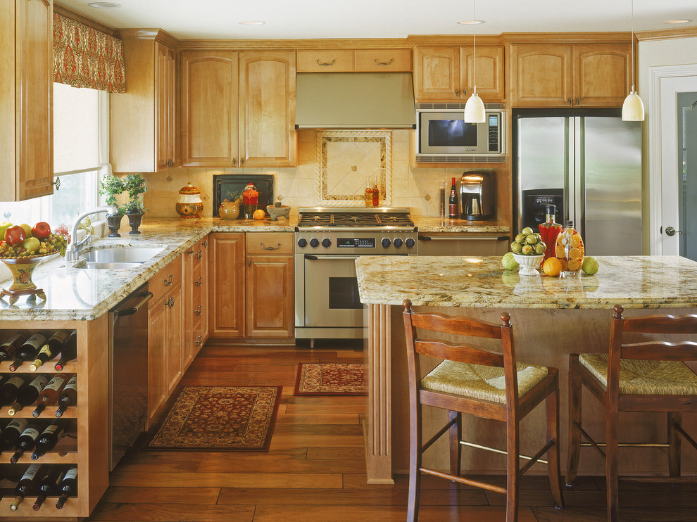 Example of a classic kitchen design in San Diego