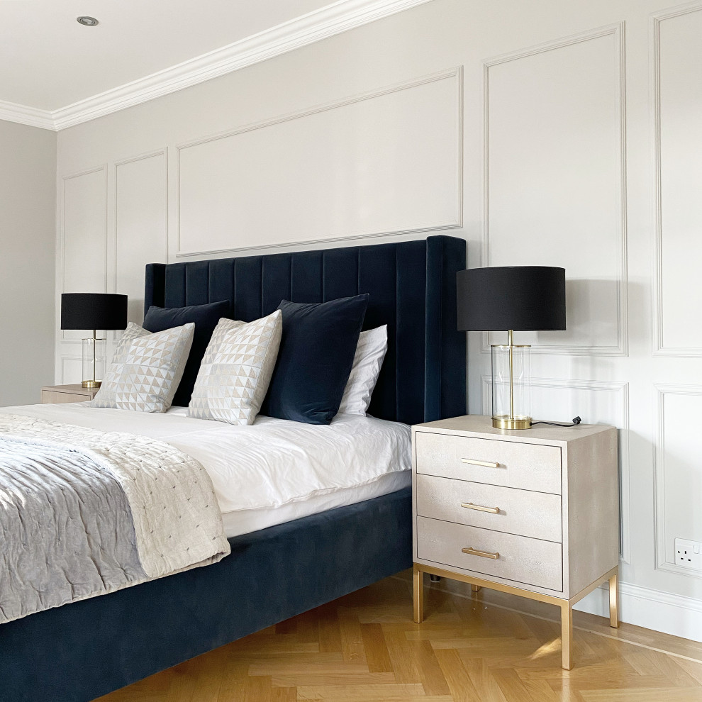 Источник вдохновения для домашнего уюта: хозяйская спальня в скандинавском стиле с серыми стенами, светлым паркетным полом, коричневым полом и панелями на части стены
