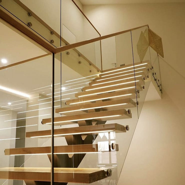 Поворотная лестница с стеклянным ограждением