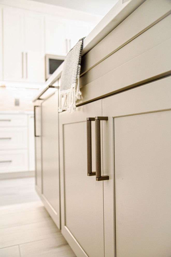 Exemple d'une cuisine moderne avec un placard à porte shaker, des portes de placard grises, un plan de travail en quartz modifié, un électroménager en acier inoxydable, un sol en carrelage de porcelaine, îlot, un sol gris et un plan de travail blanc.