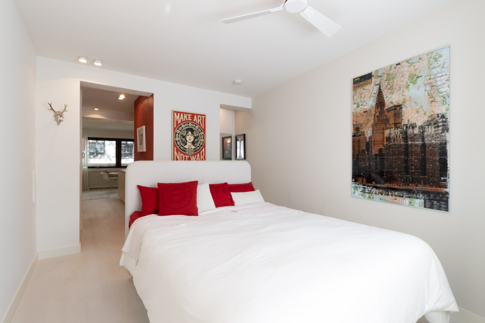 Diseño de dormitorio principal vintage pequeño con paredes beige, suelo de madera clara, suelo blanco, todos los diseños de techos y todos los tratamientos de pared