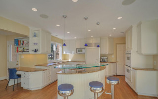 Bold Contrast and English Style Refresh a Dated Kitchen (14 photos)