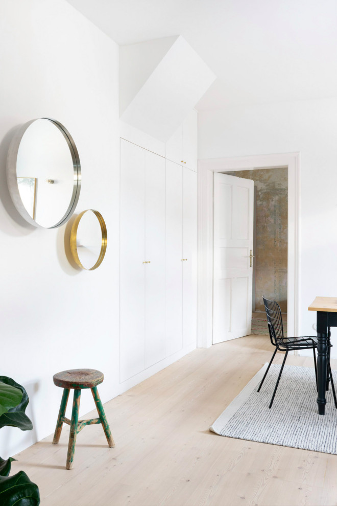 Mittelgroßes Nordisches Esszimmer mit hellem Holzboden in München