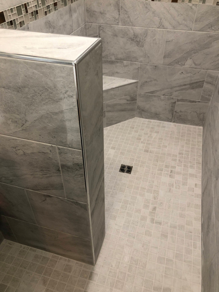 Example of a transitional home design design in Grand Rapids