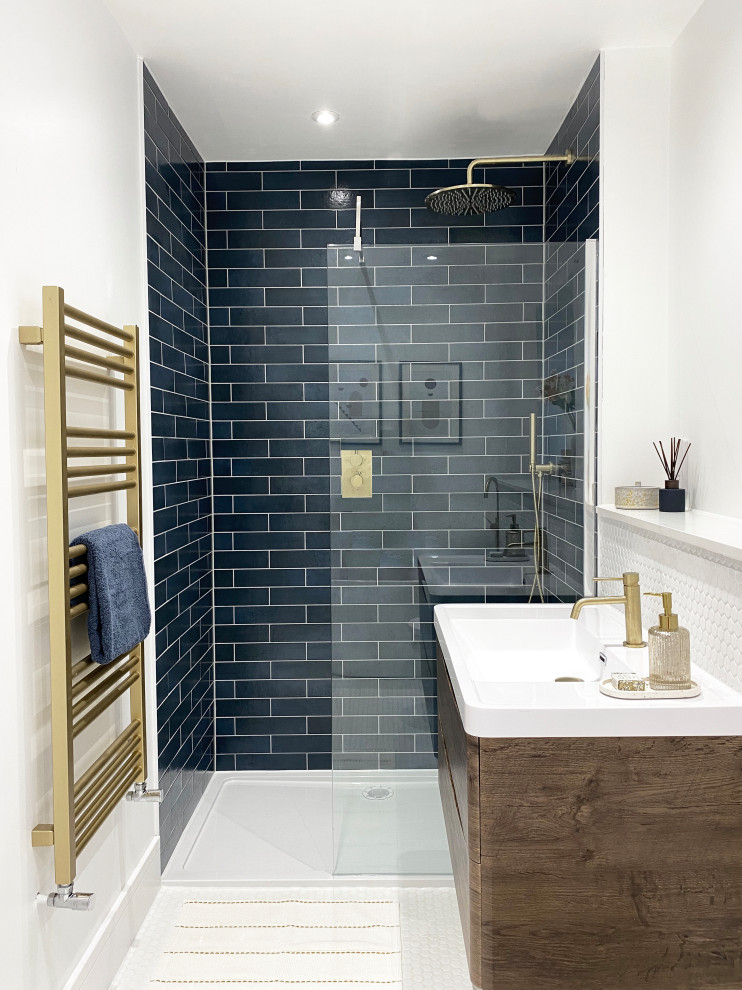 Пример оригинального дизайна: главная ванная комната, совмещенная с туалетом среднего размера в современном стиле с плоскими фасадами, темными деревянными фасадами, открытым душем, белой плиткой, керамогранитной плиткой, белыми стенами, полом из керамогранита, накладной раковиной, столешницей из искусственного кварца, белым полом, открытым душем, синей столешницей, тумбой под одну раковину, подвесной тумбой и любым потолком