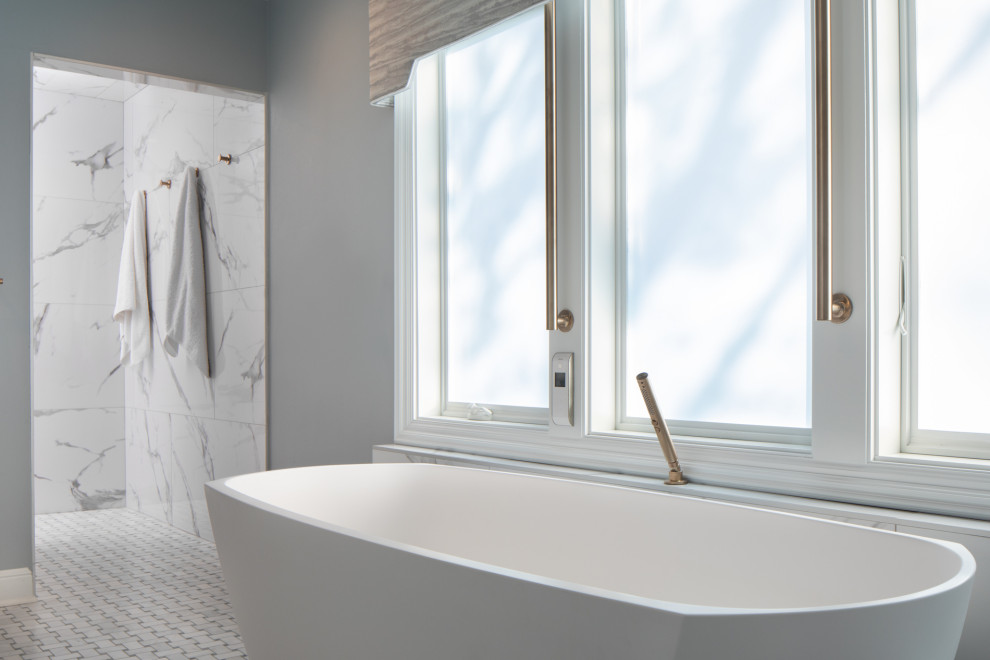 Idee per una stanza da bagno minimalista con ante bianche, vasca freestanding, piastrelle bianche, pareti grigie, pavimento grigio e top grigio