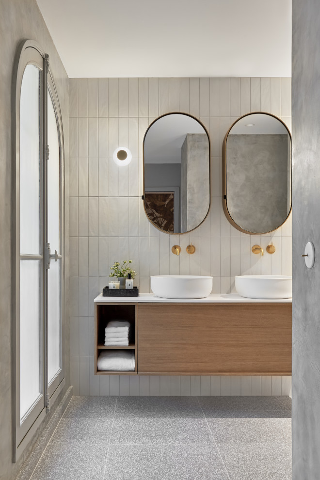 На фото: большая ванная комната в современном стиле с белыми стенами, темным паркетным полом, бежевым полом и панелями на стенах с