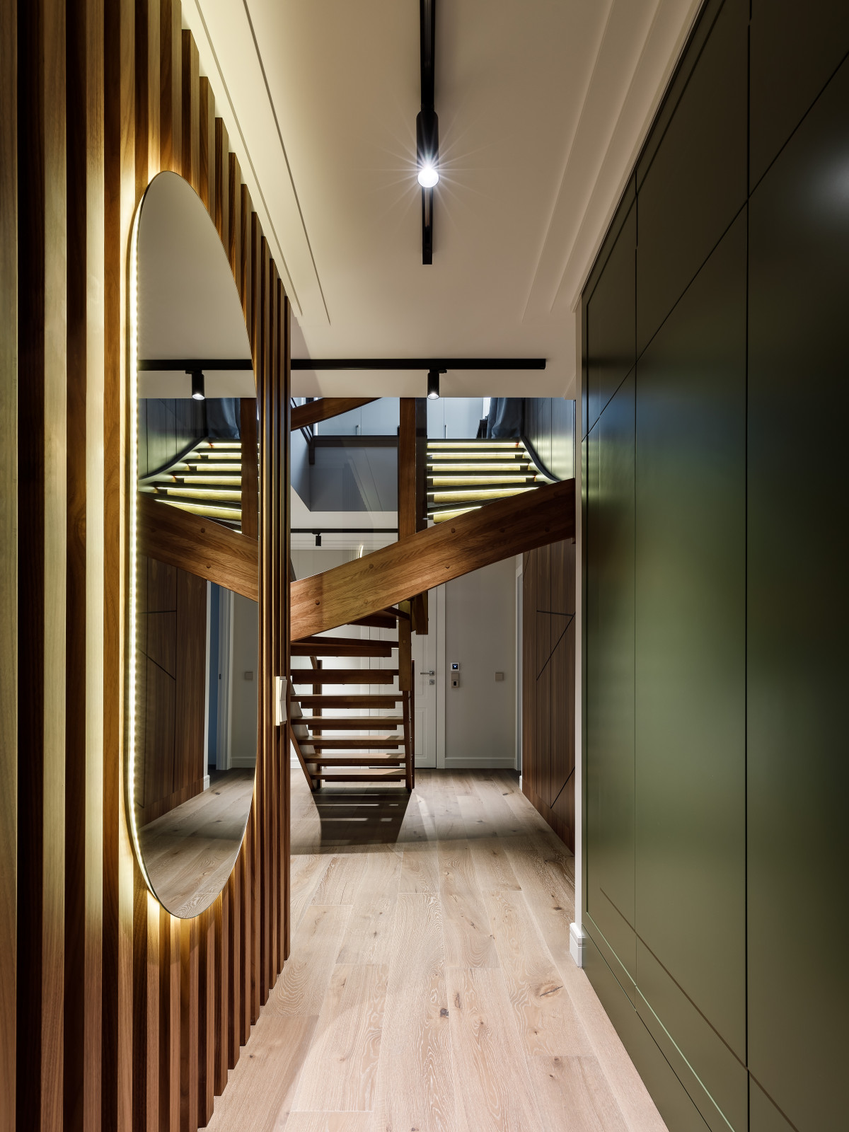 Двухуровневая квартира с лестницей из дерева и стекла