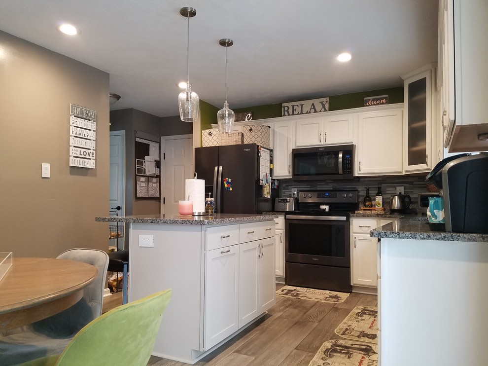 Inspiration for a mid-sized transitional l-shaped medium tone wood floor and gray floor eat-in kitchen remodel with an undermount sink, shaker cabinets, white cabinets, granite countertops, multicolored backsplash, ceramic backsplash, colored appliances, an island and multicolored countertops