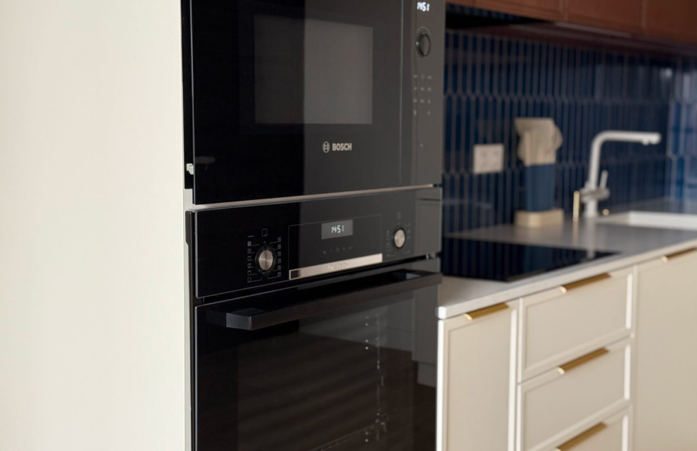 Кухня Петра в кремово-белом цвете с древесными элементами