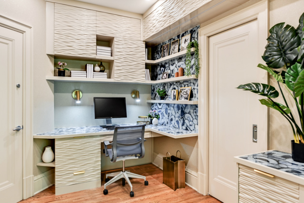 Пример оригинального дизайна: кабинет в стиле модернизм с серыми стенами и встроенным рабочим столом