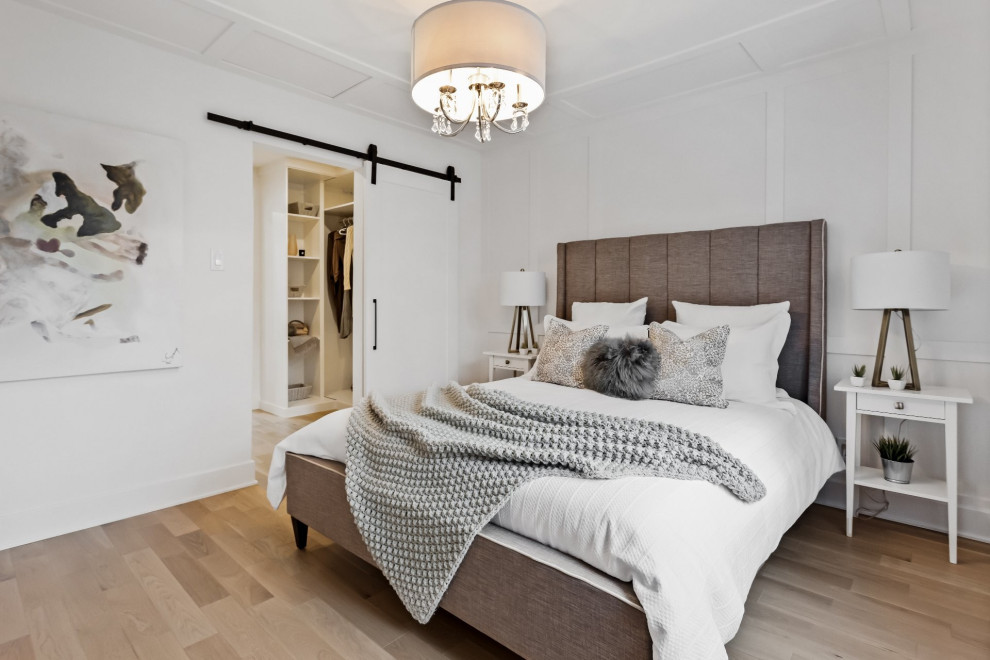 Пример оригинального дизайна: хозяйская спальня среднего размера в стиле кантри с белыми стенами, светлым паркетным полом, коричневым полом и панелями на части стены