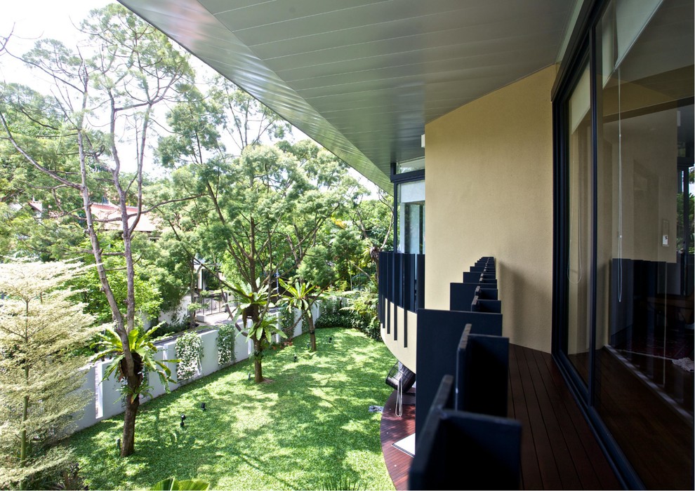 Inspiration for a contemporary deck in Singapore.