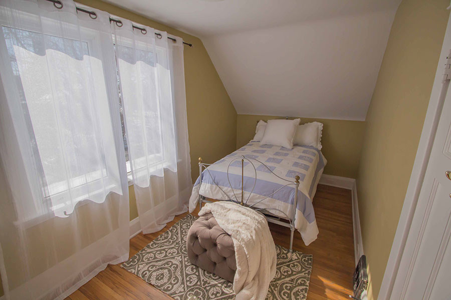Design ideas for a small contemporary guest bedroom in Toronto with light hardwood floors, beige walls and no fireplace.