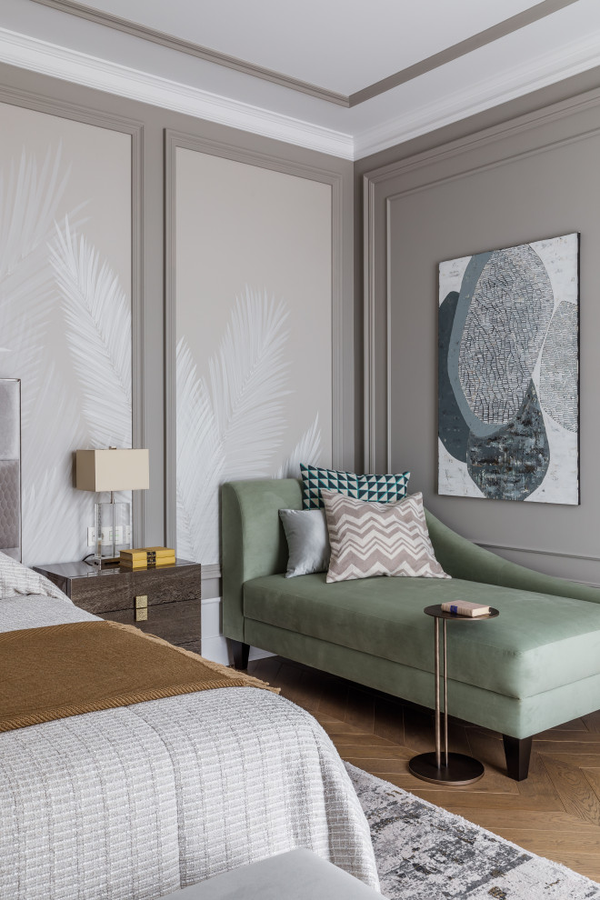 Свежая идея для дизайна: большая хозяйская, серо-белая спальня в стиле неоклассика (современная классика) с серыми стенами - отличное фото интерьера