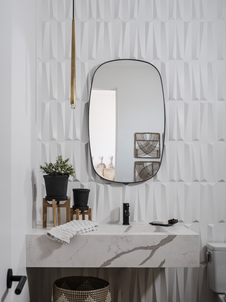 Foto de aseo flotante minimalista de tamaño medio con baldosas y/o azulejos blancos, paredes blancas, suelo de madera clara, lavabo integrado, encimera de cuarzo compacto y encimeras blancas