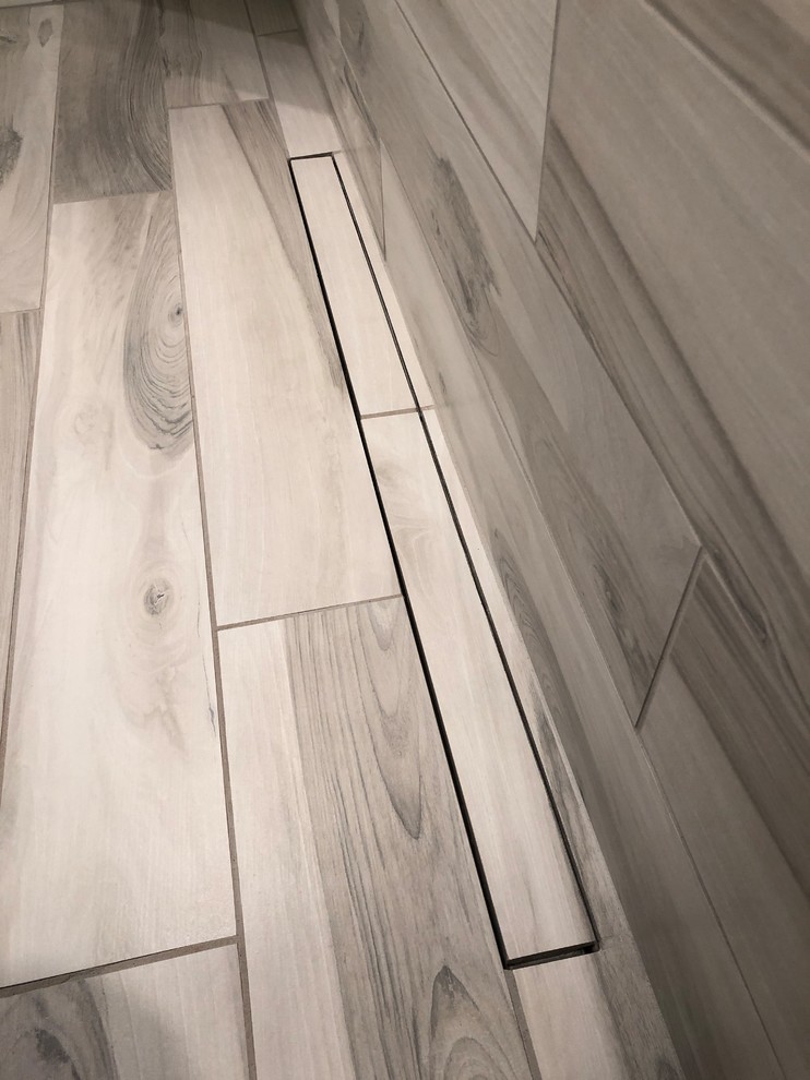 Mid-sized transitional home design photo