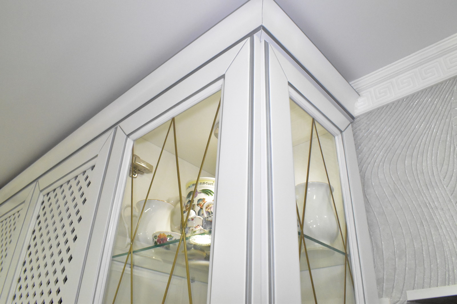 Кухня из массива бука, модель ЭКО в белом цвете с серебряной патиной