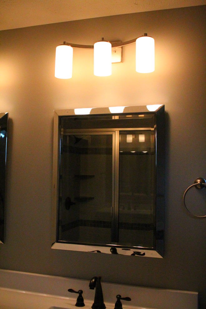 Example of a transitional bathroom design in Chicago