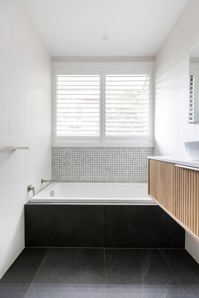 This is an example of a modern bathroom in Canberra - Queanbeyan.