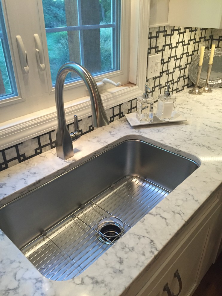 Transitional home design photo in Cincinnati