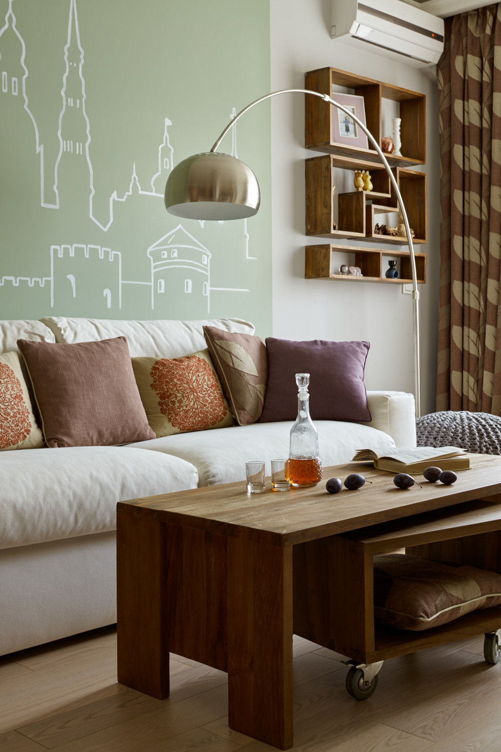 Современная квартира с элементами эко для мамы, дочки и кота