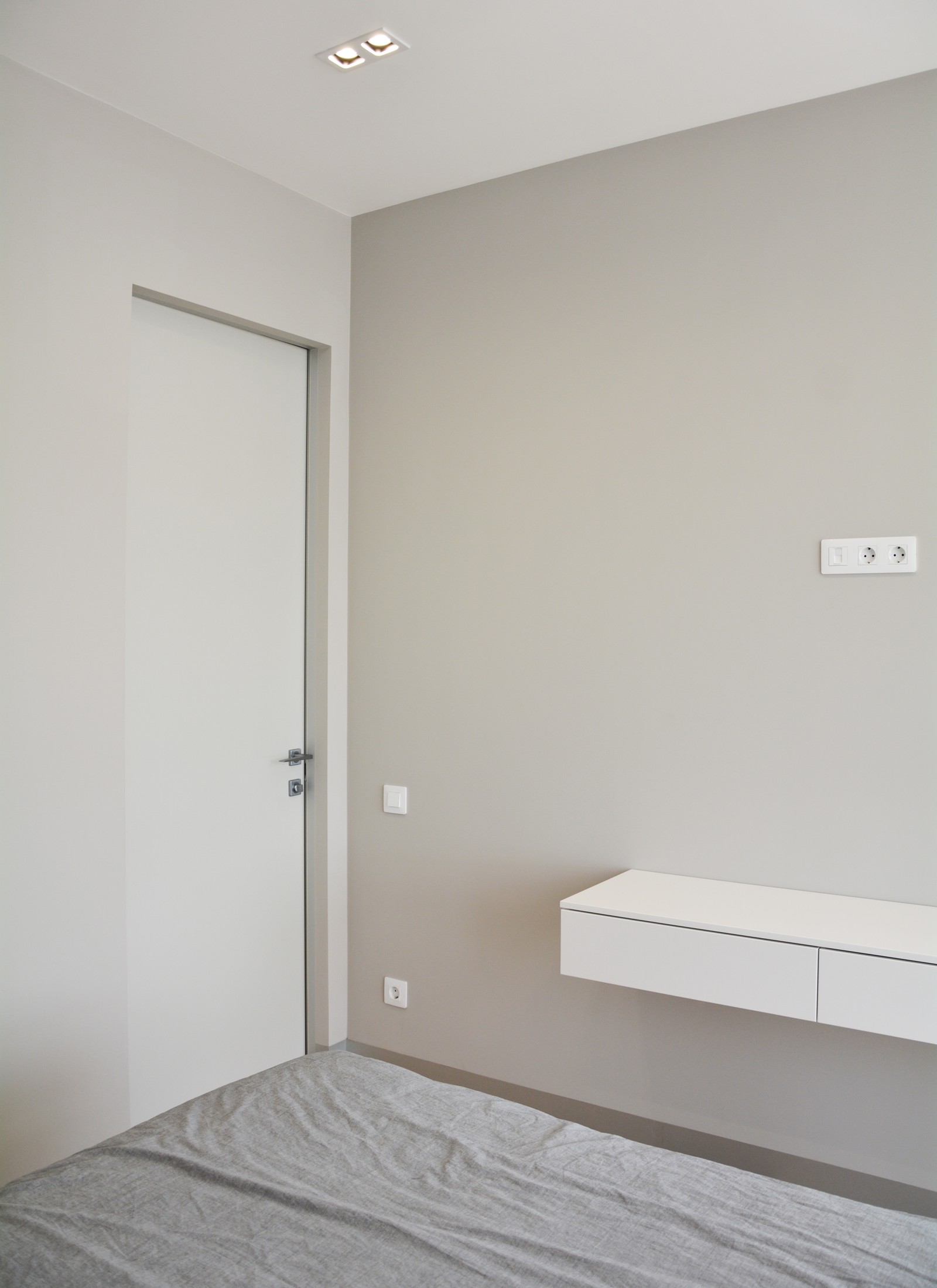 Стильная квартира для молодой семьи! Светлая и просторная спальня с витражным ос