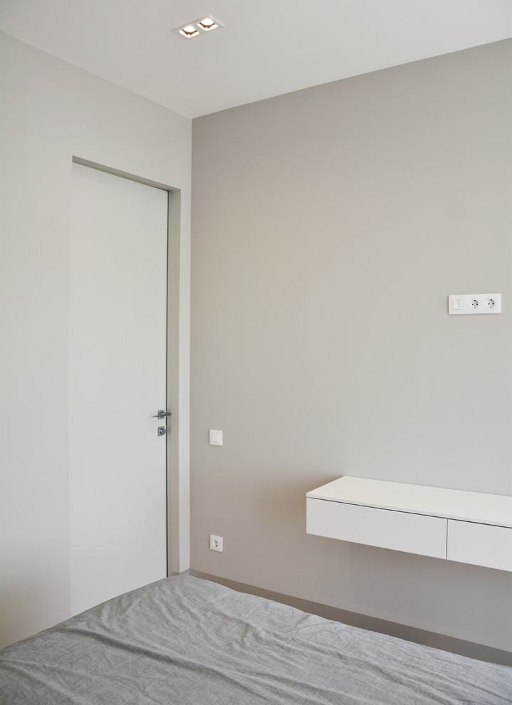 Стильная квартира для молодой семьи! Светлая и просторная спальня с витражным ос