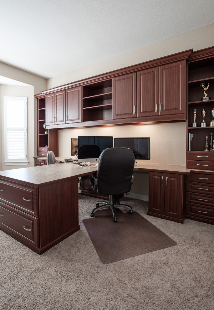 Diseño de despacho clásico de tamaño medio con paredes marrones, moqueta, escritorio empotrado y suelo beige