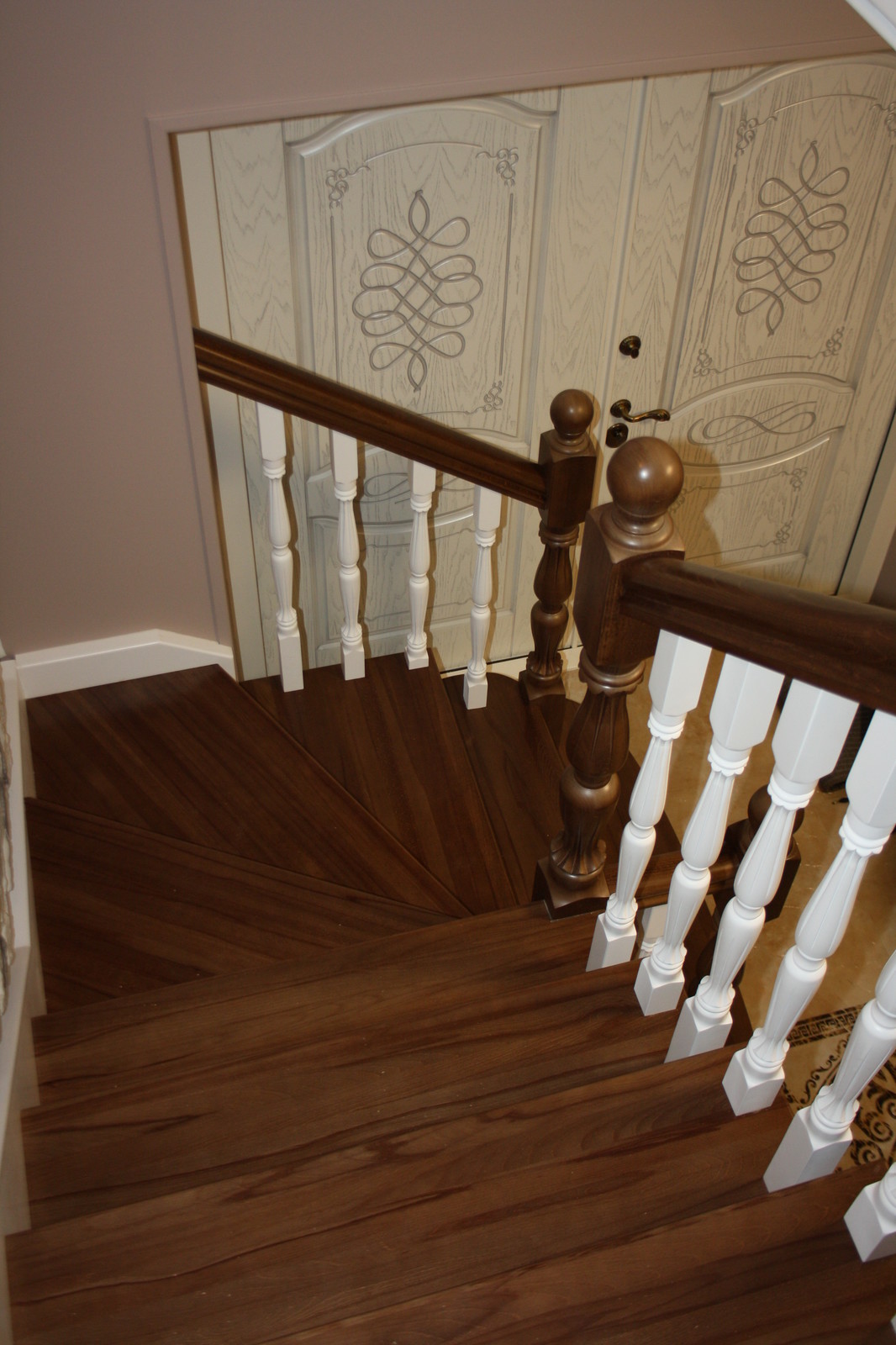 Лестница из бука с контрастной покраской