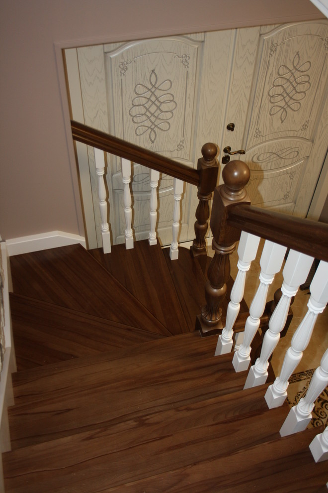 Лестница из бука с контрастной покраской