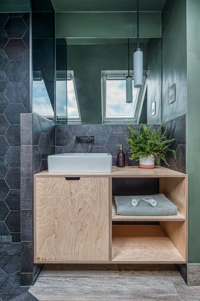 Свежая идея для дизайна: маленькая главная ванная комната в современном стиле с плоскими фасадами, светлыми деревянными фасадами, отдельно стоящей ванной, открытым душем, инсталляцией, черной плиткой, керамогранитной плиткой, зелеными стенами, настольной раковиной, столешницей из дерева, черным полом, открытым душем, бежевой столешницей, акцентной стеной, тумбой под одну раковину, подвесной тумбой, сводчатым потолком и полом из плитки под дерево для на участке и в саду - отличное фото интерьера