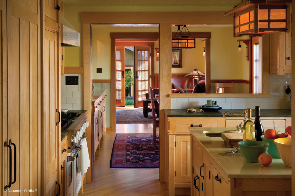 Design ideas for an arts and crafts kitchen in Los Angeles.