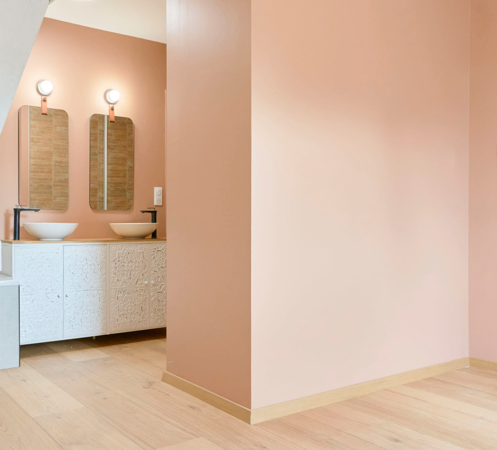 На фото: ванная комната среднего размера в морском стиле с полновстраиваемой ванной, терракотовой плиткой, зелеными стенами, серым полом, бежевой столешницей и тумбой под две раковины с