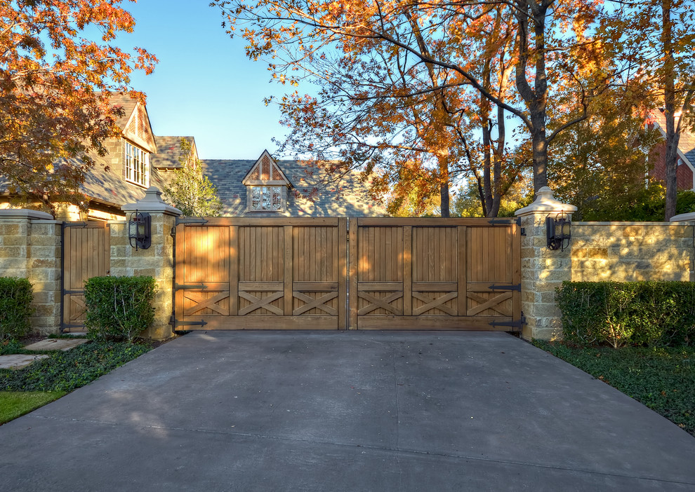 Photo of a traditional front yard driveway in Dallas.