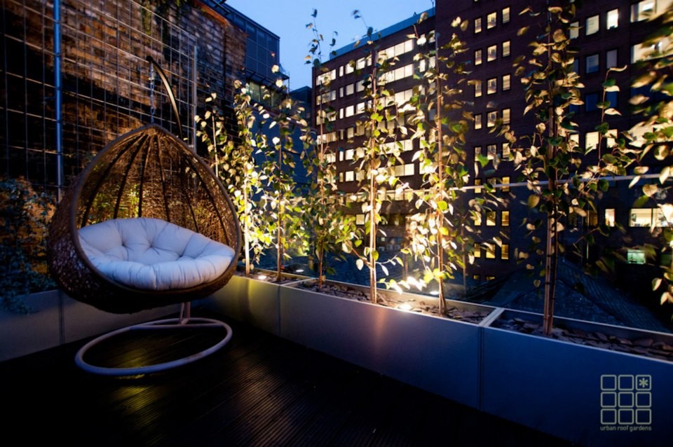 Inspiration for a modern rooftop deck in London.