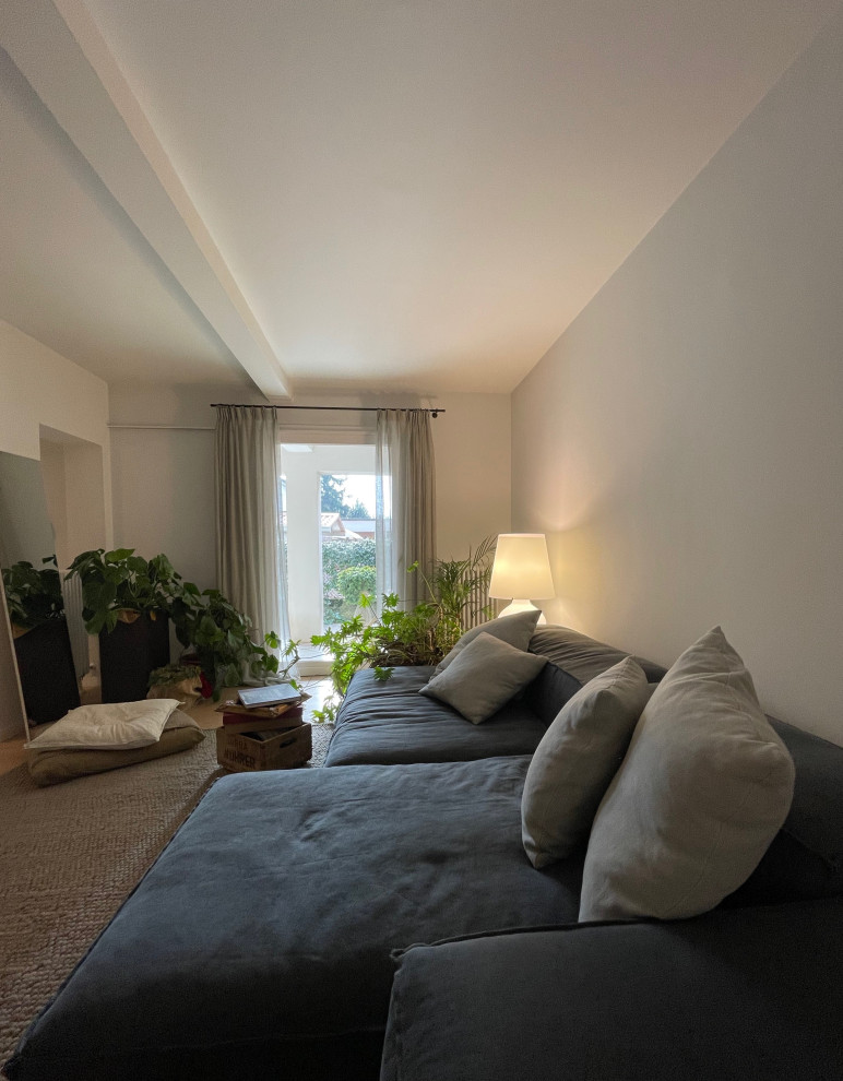 Ejemplo de salón abierto y gris moderno con paredes grises, suelo de madera en tonos medios y suelo beige