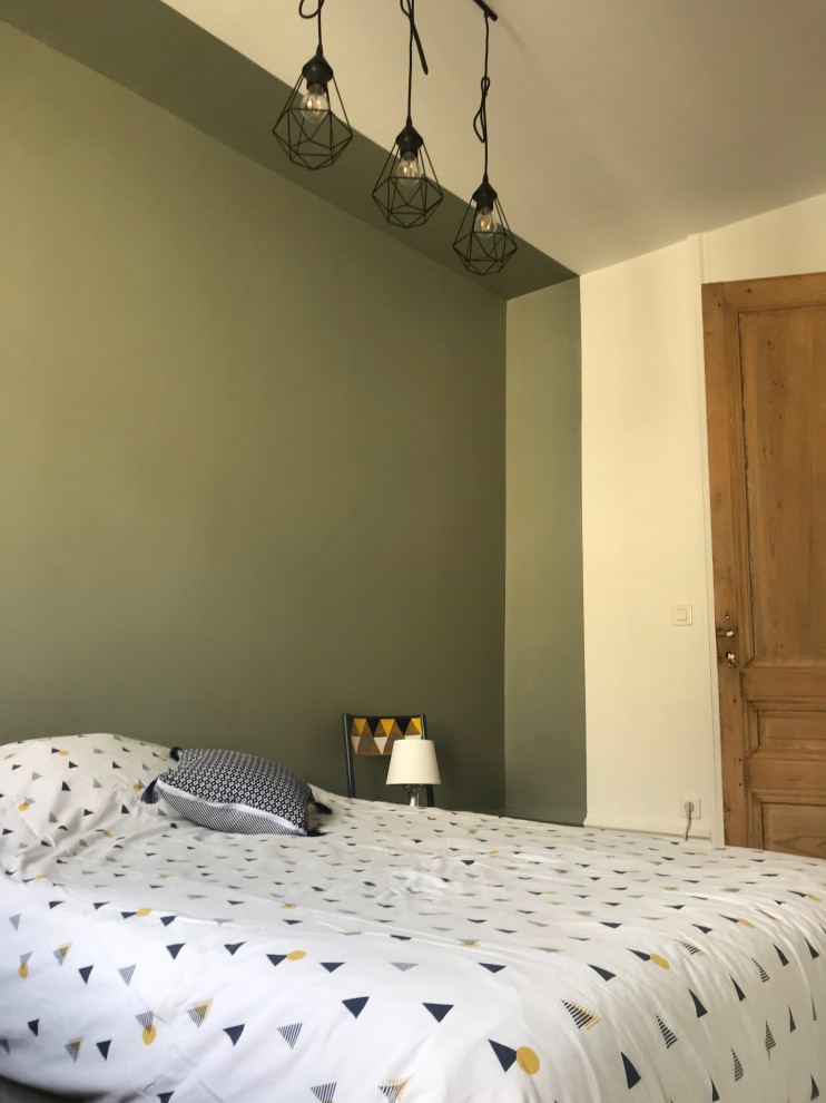 Foto de dormitorio escandinavo pequeño con paredes verdes y suelo de madera clara
