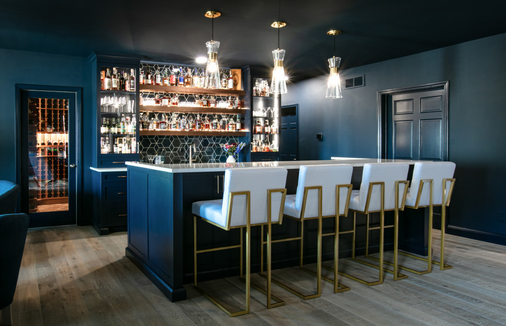 Ispirazione per una grande taverna classica con angolo bar, pareti blu, pavimento in legno massello medio e pavimento marrone