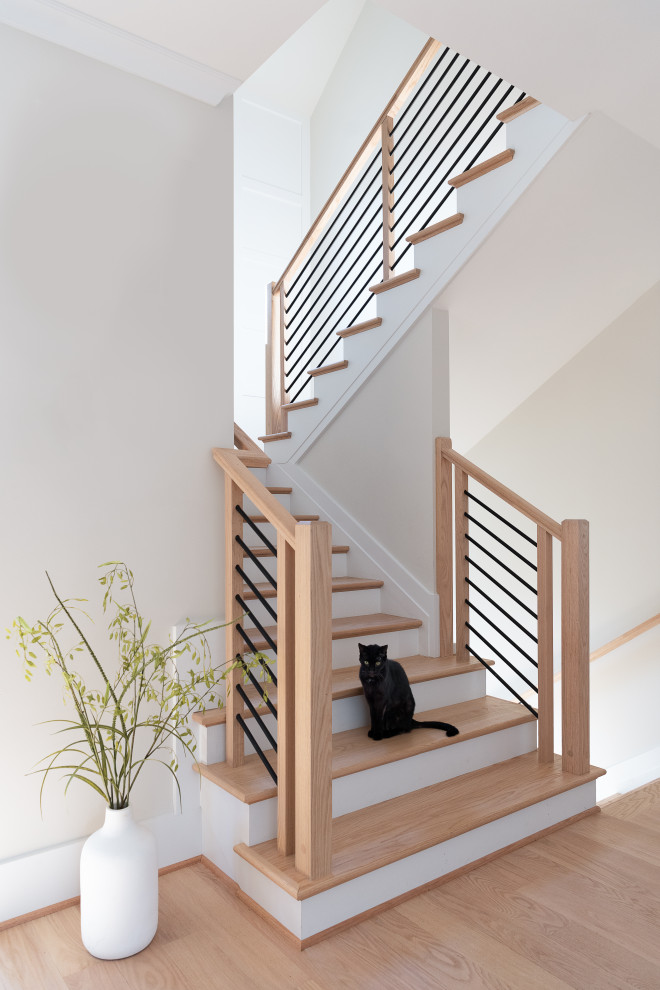 Идея дизайна: большая п-образная лестница в стиле кантри с деревянными ступенями, крашенными деревянными подступенками и перилами из смешанных материалов