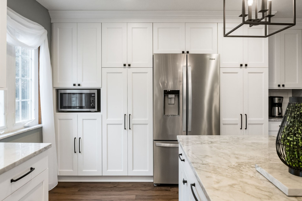 Example of a transitional kitchen design in Columbus