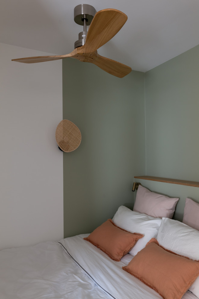 Chambre?[Inspiration pour chambre With un mur vert, parquet clair and un sol marron.]:[Inspiration pour chambres With un mur vert, parquet clair and un sol marron.]