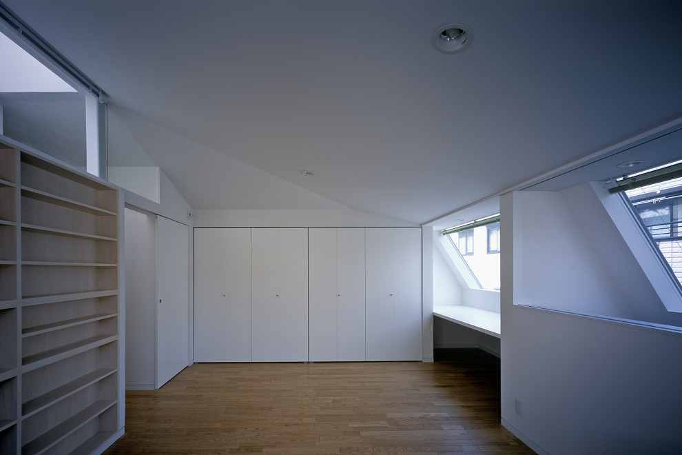 Inspiration för mellanstora moderna huvudsovrum, med vita väggar, mellanmörkt trägolv och brunt golv